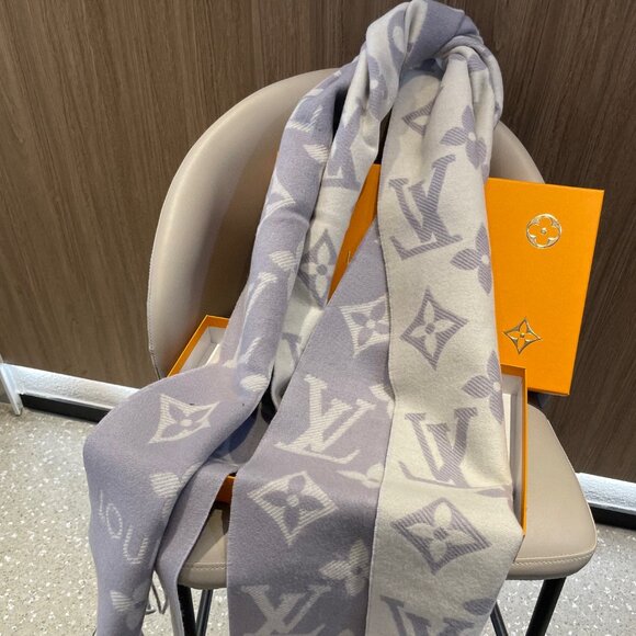 Women's Louis Vuitton Scarf - Picture 6 of 6